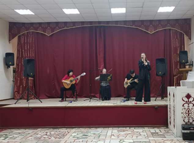 Творческий коллектив «Экспромт» выступил для эвакуированных граждан